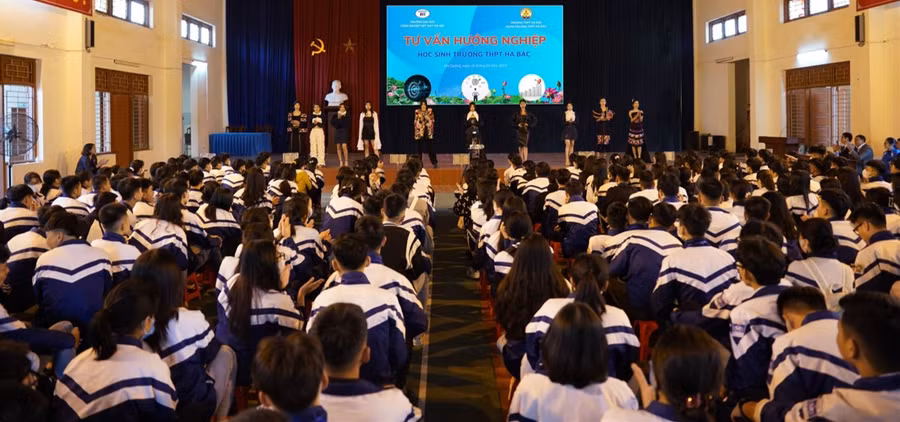 Chương trình tư vấn hướng nghiệp của Trường ĐH Công nghiệp Dệt may Hà Nội tại Trường THPT Hà Bắc (Hải Dương). Ảnh: NTCC.