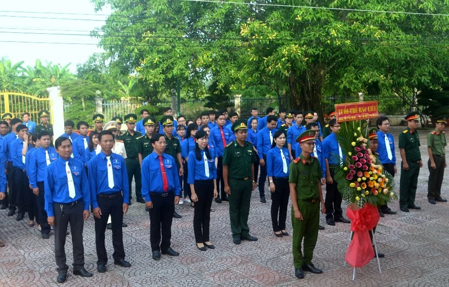 Lễ viếng, dâng hương và báo công tại Đền thờ Bác Hồ ở xã Châu Thới, huyện Vĩnh Lợi