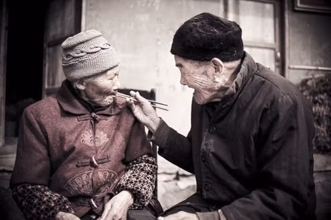 Giá của cái nắm tay tuổi già là bao nhiêu giông bão tuổi trẻ. (Ảnh: Internet)