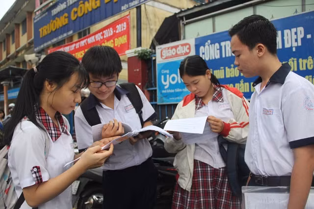 Học sinh tranh thủ tới sớm ôn bài cùng nhau