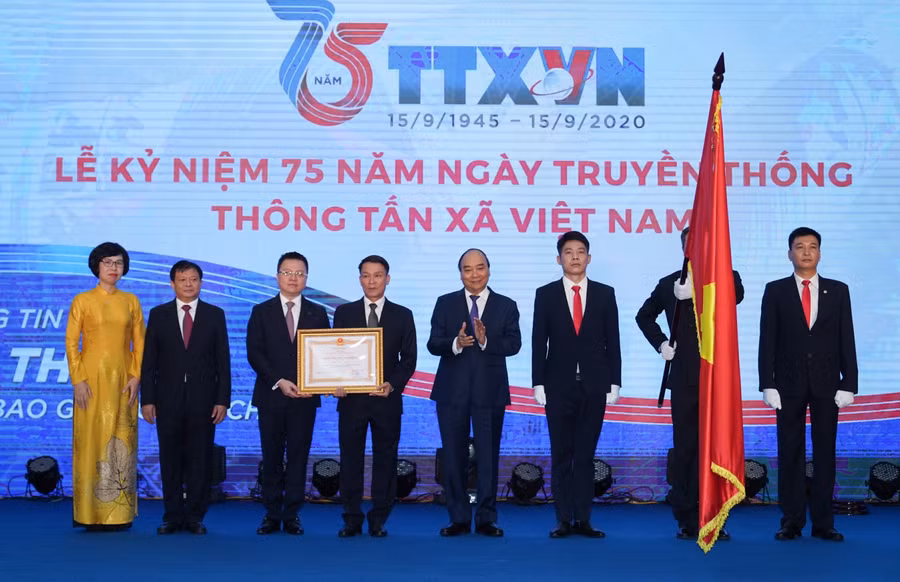 Thủ tướng Nguyễn Xuân Phúc, Chủ tịch Hội đồng Thi đua - Khen thưởng Trung ương trao Huân chương Lao động hạng Nhất tặng TTXVN. Ảnh: VGP/Quang Hiếu