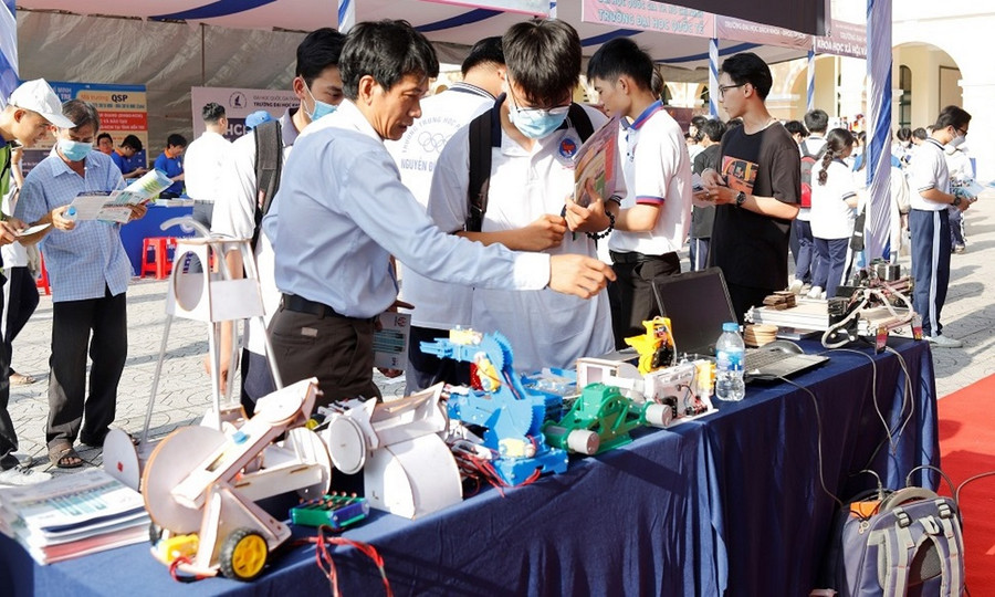 Học sinh tìm hiểu ngành nghề tại Ngày hội tư vấn hướng nghiệp TP Mỹ Tho (Tiền Giang).