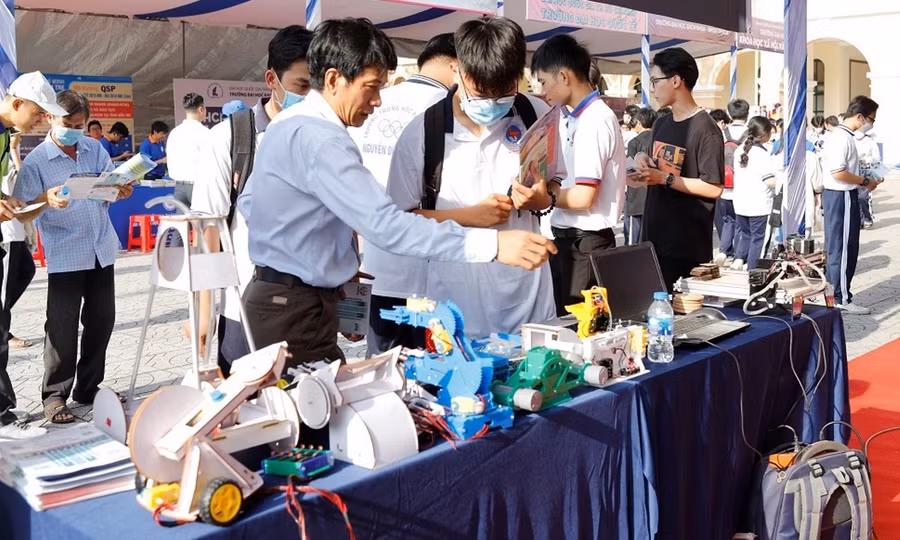 Học sinh tìm hiểu ngành nghề tại Ngày hội tư vấn hướng nghiệp TP Mỹ Tho (Tiền Giang).