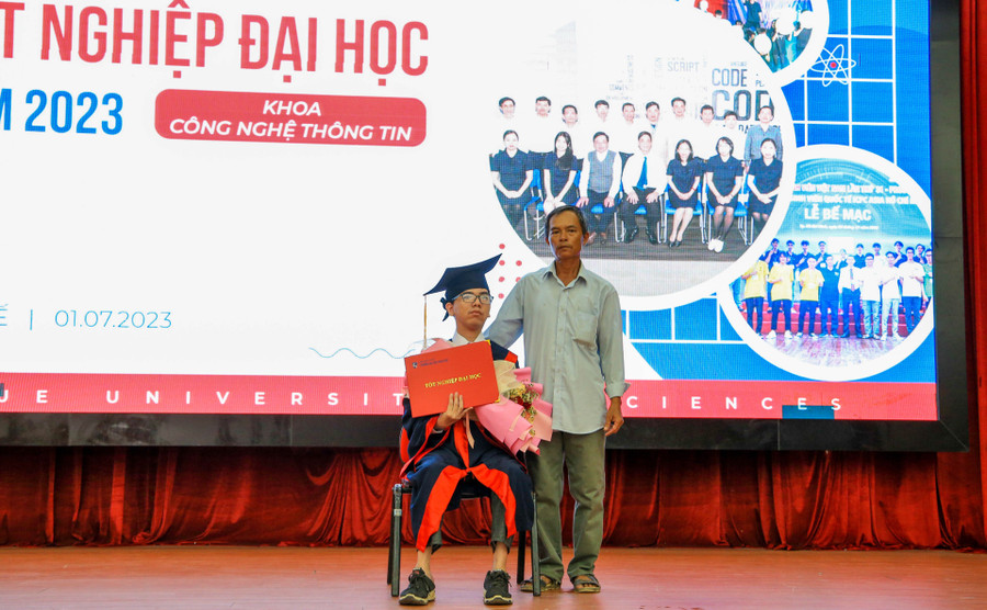 Khoảnh khắc đáng nhớ của anh Lành và con trai tại Lễ tốt nghiệp. Khoảnh khắc đáng nhớ của anh Lành và con trai tại Lễ tốt nghiệp.