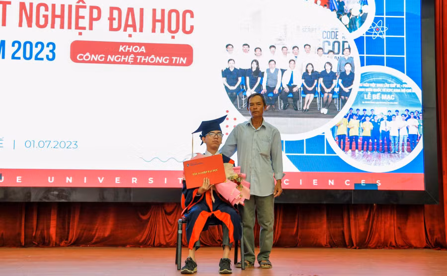 Khoảnh khắc đáng nhớ của anh Lành và con trai tại Lễ tốt nghiệp.