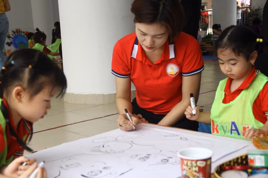 Cô – trò Trường Mầm non Đoàn Thị Điểm (Tây Hồ, Hà Nội). Ảnh: TG