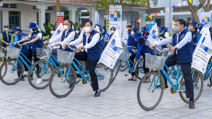 Ông Bùi Thanh Nam, Phó Chủ tịch UBND huyện Tân Phú (giữa) tham gia hoạt động diễu hành với xe đạp.