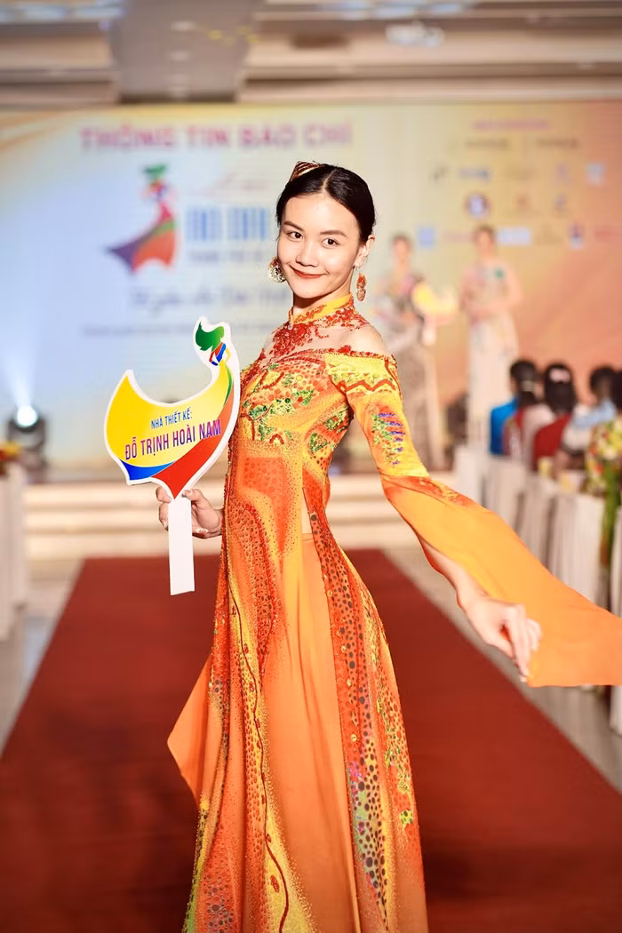 Bộ sưu tập của Nhà thiết kế Đỗ Trịnh Hoài Nam là một giấc mơ về vẻ đẹp được lấy ý tưởng từ những tinh hoa quý báu của gốm Bát Tràng để vẽ lên bức tranh huyền bí nhưng đầy sắc màu từ lòng đất mẹ.