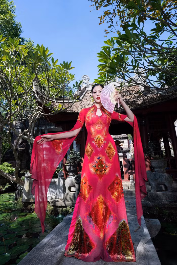 Bộ sưu tập Áo dài "Giấc Mơ" là sự kết hợp của xu hướng thời trang thế giới với tông màu vàng, màu xanh lam, màu cam tạo nên hình ảnh tươi trẻ và sôi động cho những bộ trang phục cho mùa xuân hè.