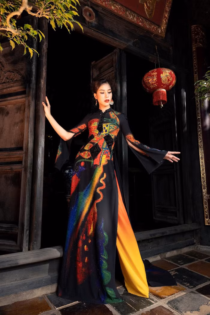 Đặc biệt, Bộ sưu tập dùng chất liệu lụa nhung và những hạt hoa văn nhung thủ công được tạo hình như những bức tranh đá quý kết hợp kỹ thuật thêu đính thủ công cao cấp, được thực hiện bởi bàn tay khéo léo của các nghệ nhân lâu năm từ các làng nghề thủ công nổi tiếng của Hà Nội như Thường Tín, Chương Mỹ, Mỹ Đức...