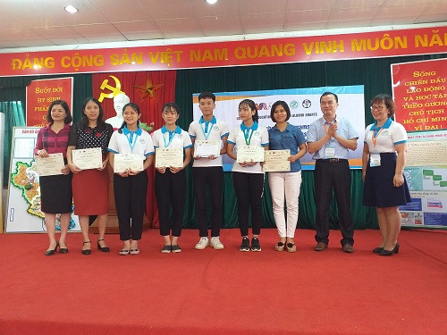 TS Nguyễn Minh Anh Tuấn - Trưởng phòng GD Trung học - trao giấy khen cho Nhóm Dự án Trường THCS Phan Thiết - TP Tuyên Quang TS Nguyễn Minh Anh Tuấn - Trưởng phòng GD Trung học - trao giấy khen cho Nhóm Dự án Trường THCS Phan Thiết - TP Tuyên Quang