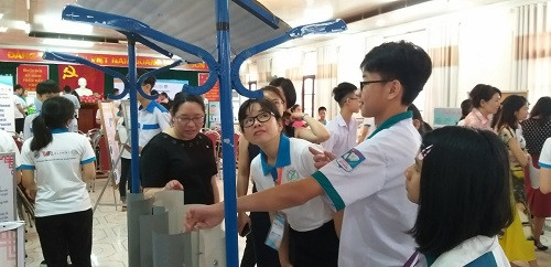 Bà Karen Tang tham quan "Máy phát điện bằng sức gió" - Sản phẩm nghiên cứu KHKT của HS Trường THCS Kỳ Lâm Bà Karen Tang tham quan "Máy phát điện bằng sức gió" - Sản phẩm nghiên cứu KHKT của HS Trường THCS Kỳ Lâm