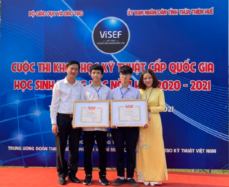 “Thiết bị thông minh sử dụng trí tuệ nhân tạo để hỗ trợ người khiếm thị” nhận giải Tư tại Cuộc thi sáng tạo KHKT dành cho học sinh trung học năm 2021.