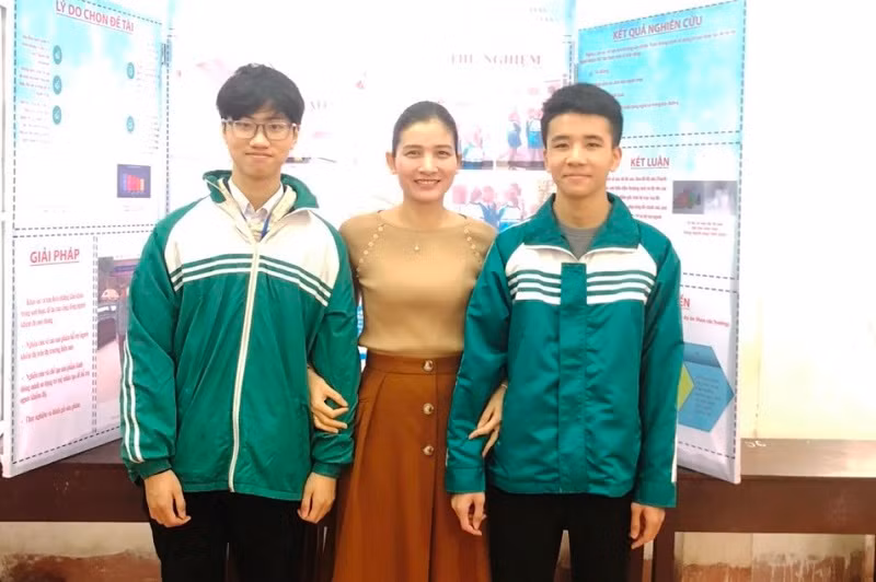 Cô Hồng Vân cùng 2 “nhà sáng chế” Minh Đức và Bình An. Ảnh: NVCC.