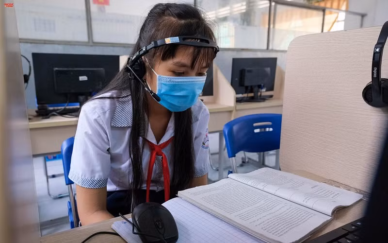 Học sinh yếu thế tại Trường THCS Thới Xuân, huyện Cờ Đỏ (TP Cần Thơ) được hỗ trợ học trực tuyến tại trường. Ảnh: Trường Tiến