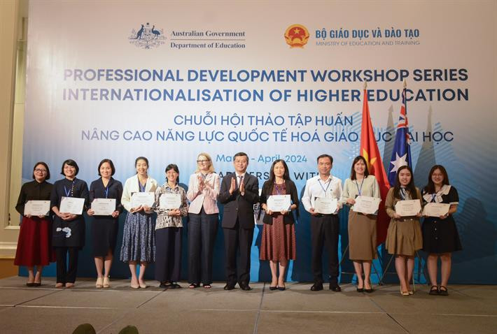 Thứ trưởng Nguyễn Văn Phúc, bà Sarah Hooper, Đại Biện lâm thời, Đại sứ quán Australia tại Việt Nam và ông John Molony trao chứng chỉ cho cán bộ, giảng viên tham dự tập huấn.