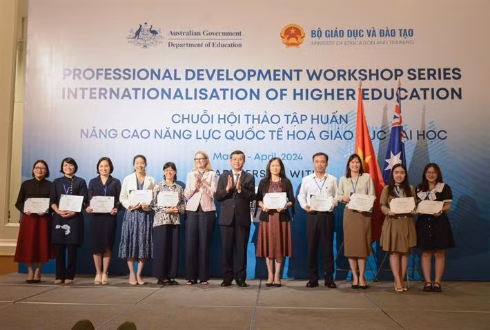 Thứ trưởng Nguyễn Văn Phúc, bà Sarah Hooper, Đại Biện lâm thời, Đại sứ quán Australia tại Việt Nam và ông John Molony trao chứng chỉ cho cán bộ, giảng viên tham dự tập huấn. Thứ trưởng Nguyễn Văn Phúc, bà Sarah Hooper, Đại Biện lâm thời, Đại sứ quán Australia tại Việt Nam và ông John Molony trao chứng chỉ cho cán bộ, giảng viên tham dự tập huấn.