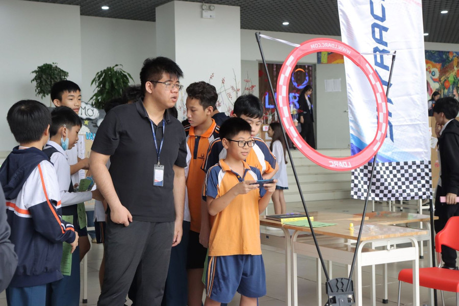 Học sinh vận dụng kiến thức đã học để giải quyết các thử thách, tích lũy kiến thức bổ ích từ thực tế, kích thích tình yêu và hiểu biết đối với các bộ môn thuộc khối ngành STEM. Học sinh vận dụng kiến thức đã học để giải quyết các thử thách, tích lũy kiến thức bổ ích từ thực tế, kích thích tình yêu và hiểu biết đối với các bộ môn thuộc khối ngành STEM.