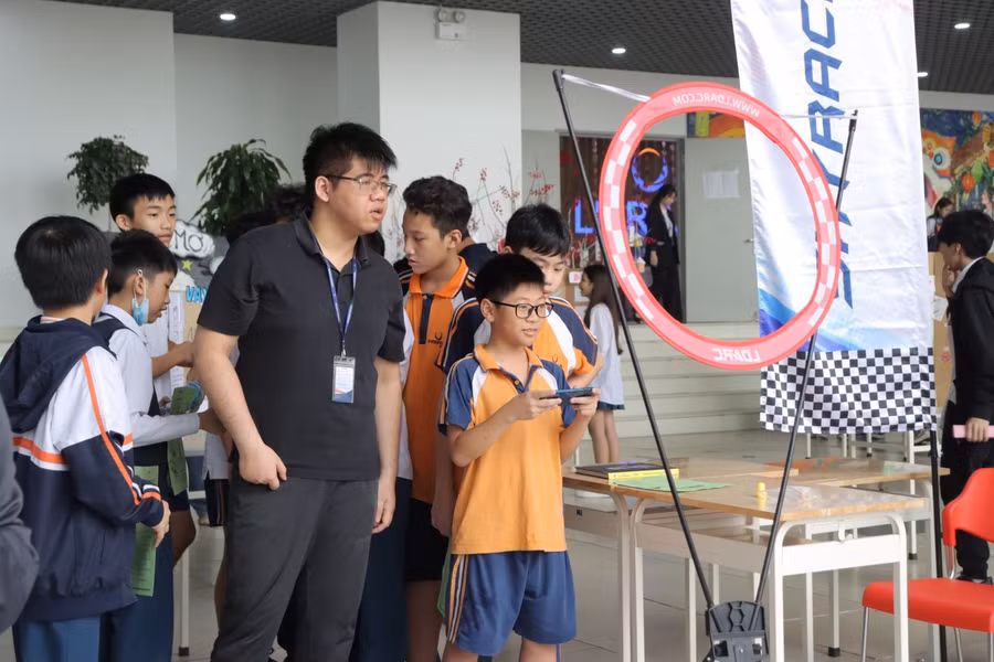 Học sinh vận dụng kiến thức đã học để giải quyết các thử thách, tích lũy kiến thức bổ ích từ thực tế, kích thích tình yêu và hiểu biết đối với các bộ môn thuộc khối ngành STEM.