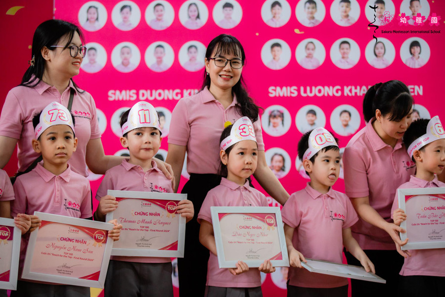 Trẻ được trao chứng nhận top 100 Cuộc thi ‘Reach for the top’.