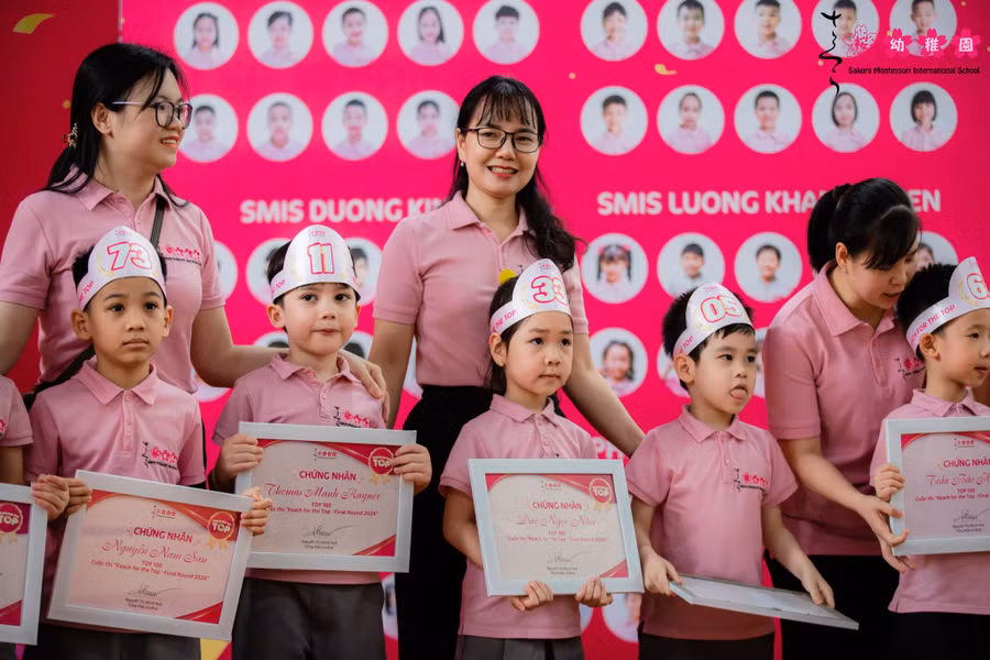 Trẻ được trao chứng nhận top 100 Cuộc thi ‘Reach for the top’.