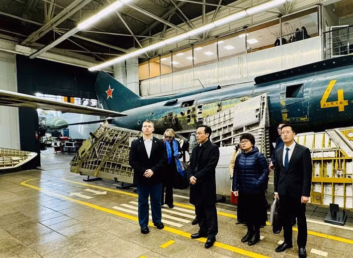 Thứ trưởng Hoàng Minh Sơn thăm Trường Đại học Nghiên cứu Quốc gia Hàng không Mát-xcơ-va. Thứ trưởng Hoàng Minh Sơn thăm Trường Đại học Nghiên cứu Quốc gia Hàng không Mát-xcơ-va.