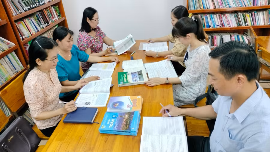 Giáo viên nghiên cứu, lựa chọn sách giáo khoa mới. Ảnh minh họa.