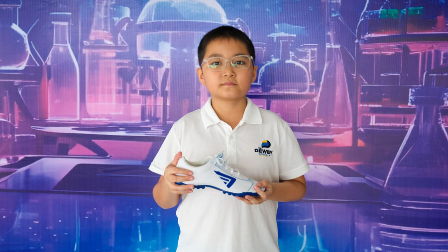 Ngô Đình Bách, học sinh lớp 6 Hamilton - một trong hai tác giả ý tưởng giày tự buộc dây sử dụng cảm biến. Ngô Đình Bách, học sinh lớp 6 Hamilton - một trong hai tác giả ý tưởng giày tự buộc dây sử dụng cảm biến.