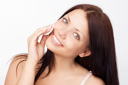 Không tẩy trang trước khi đi ngủ các bụi bẩn kết hợp với bã dầu sẽ tấn công cấu trúc tế bào da. việc cần làm vào buối tối để đẹp da