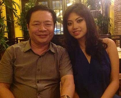 Người đàn ông với biệt danh "đại gia chơi ngông" một thời và người con gái lớn sau khi ông được đặc xá trở về. Ảnh PLO. cuoc-song-cua-dai-gia-thuyet-buon-vua-ngay-tro-ve2