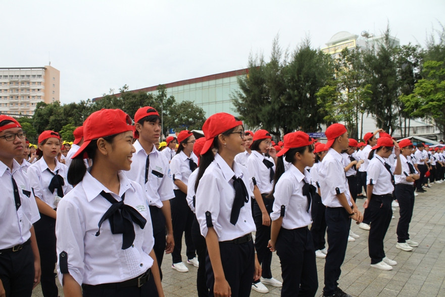 Các bạn đội mưa đến cổ vũ cho Bá Vinh.