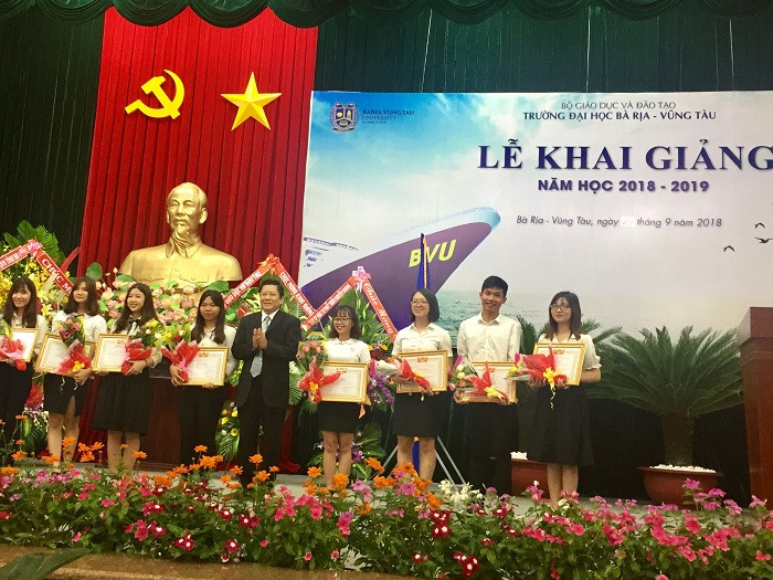 Các sinh viên xuất sắc nhận phần thưởng Các sinh viên xuất sắc nhận phần thưởng