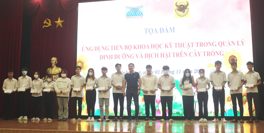 Công ty Cổ phần phân bón Bình Điền trao học bổng cho SV hoàn cảnh khó khăn tại tọa đàm.