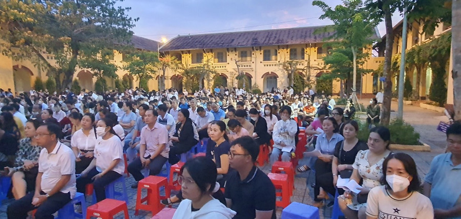Đông đảo phụ huynh, học sinh tham gia chương trình Tư vấn tuyển sinh. Đông đảo phụ huynh, học sinh tham gia chương trình Tư vấn tuyển sinh.
