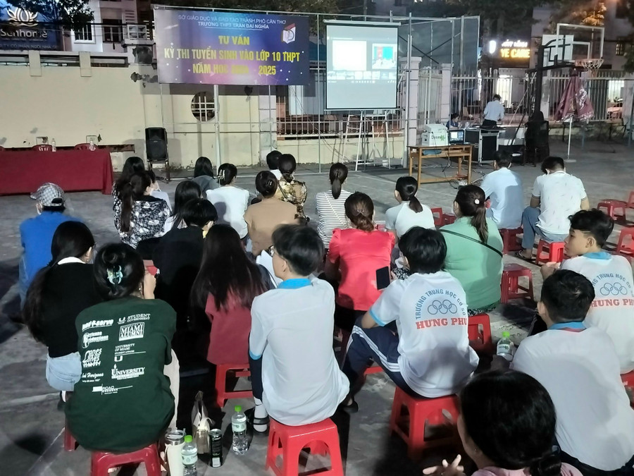 Phụ huynh, HS Trường THCS Hưng Phú, quận Cái Răng (TP Cần Thơ) theo dõi chương trình Tư vấn tuyển sinh. Phụ huynh, HS Trường THCS Hưng Phú, quận Cái Răng (TP Cần Thơ) theo dõi chương trình Tư vấn tuyển sinh.