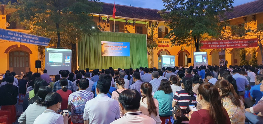 Phụ huynh, học sinh tham gia chương trình Tư vấn tuyển sinh tại Trường THPT Châu Văn Liêm, quận Ninh Kiều, TP Cần Thơ.