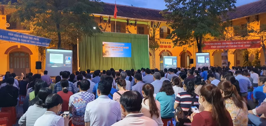 Phụ huynh, học sinh tham gia chương trình Tư vấn tuyển sinh tại Trường THPT Châu Văn Liêm, quận Ninh Kiều, TP Cần Thơ.