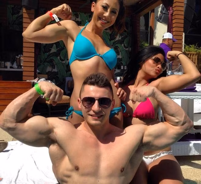 Chàng IT điển trai có thân hình 6 múi, nâng tạ 230 kg