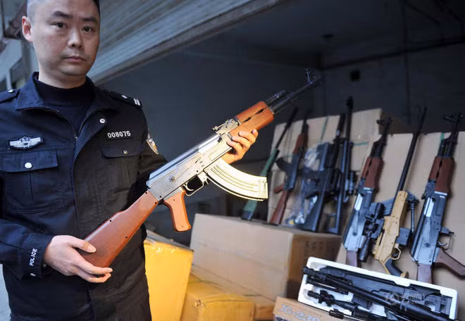Trung Quốc tịch thu 10.000 khẩu súng giả ảnh 1