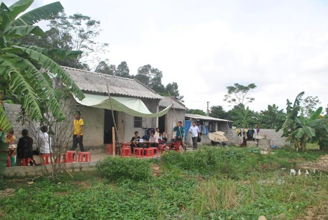 Gia đình anh Hoàn làm đám tang cho bé trai. Ngôi nhà anh Hoàn và giếng nước (vị trí khoanh tròn đỏ) nơi phát hiện thi thể con trai. Ảnh: Duy Cảnh.