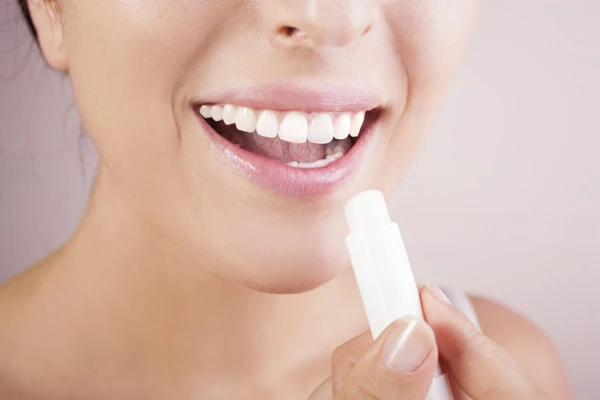 Son dưỡng môi là vật bất ly thân trong mùa đông.

