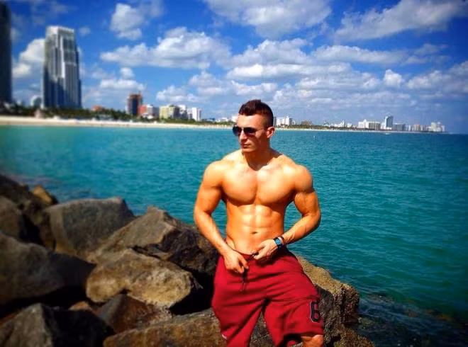 Chàng IT điển trai có thân hình 6 múi, nâng tạ 230 kg