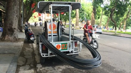 Xe 3 bánh chạy ngược chiều phố Hàng Khay
