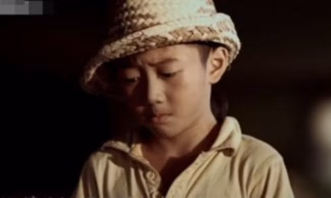 Tờ 100 nghìn giả và chỉ lời nói của một cậu bé đã khiến người bán cá tỉnh ngộ