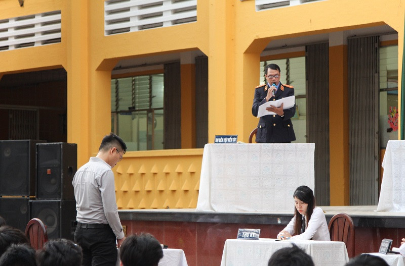 Đại diện Viện kiểm sát trình bày tội danh và đề nghị khung hình phạt Đại diện Viện kiểm sát trình bày tội danh và đề nghị khung hình phạt