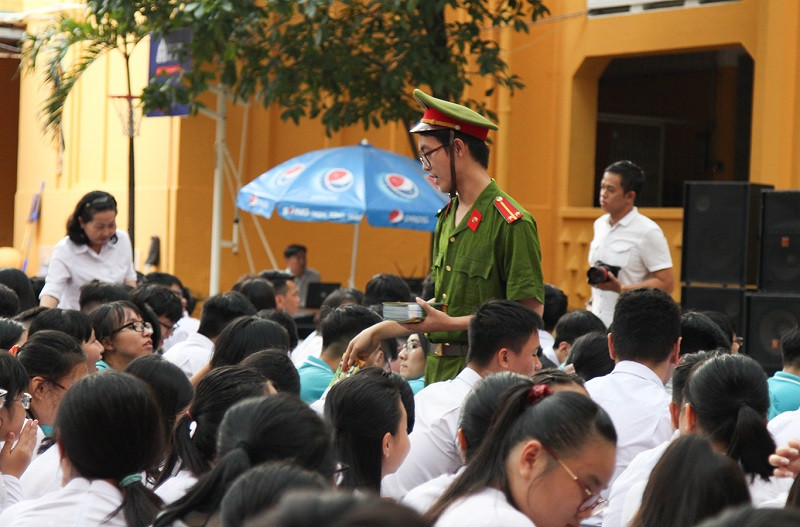 Các em học sinh nhận quà từ ban tổ chức phiên tòa Các em học sinh nhận quà từ ban tổ chức phiên tòa