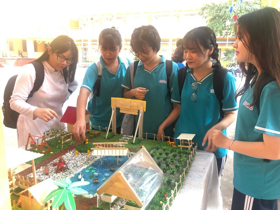 Tham quan mô hình tái chế về nông trại xanh của các nhóm, lớp Tham quan mô hình tái chế về nông trại xanh của các nhóm, lớp
