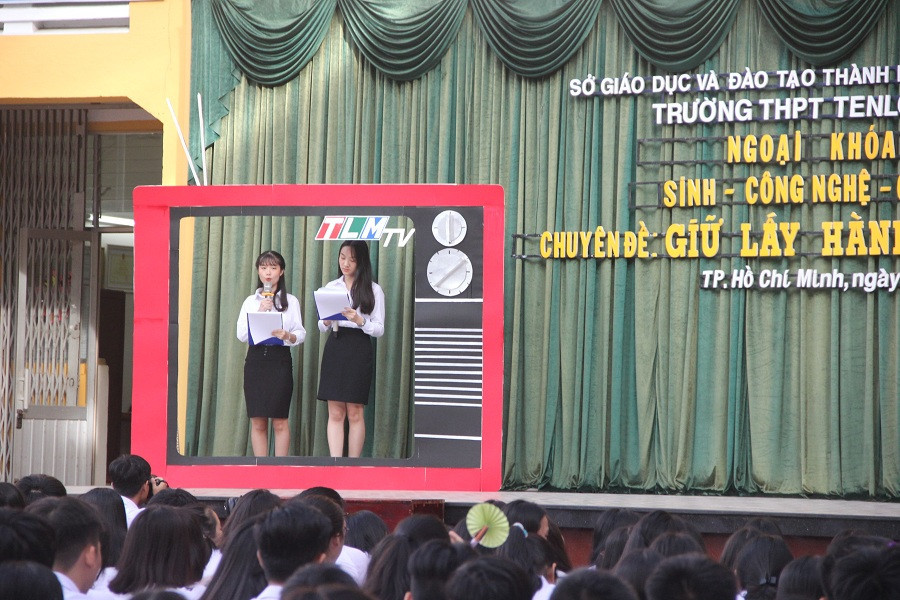 Bản tin thời sự có sự dẫn dắt của 2 MC xinh đẹp