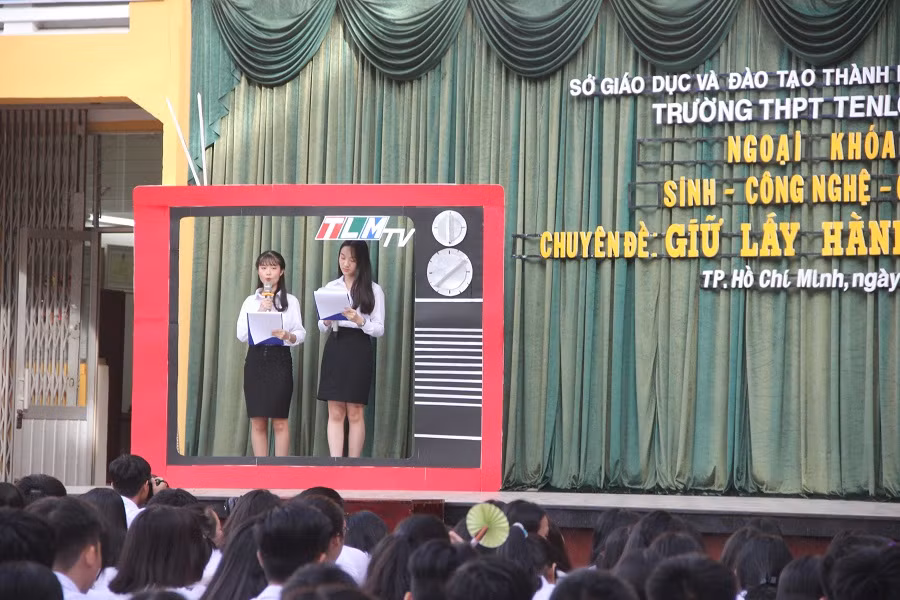 Bản tin thời sự có sự dẫn dắt của 2 MC xinh đẹp