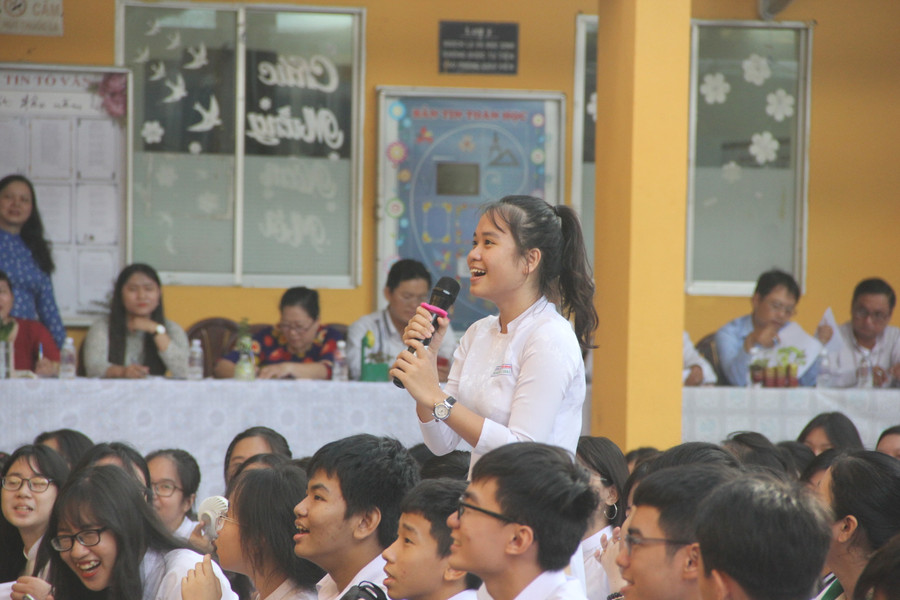 Học sinh tham gia trả lời câu hỏi trong phần gameshow